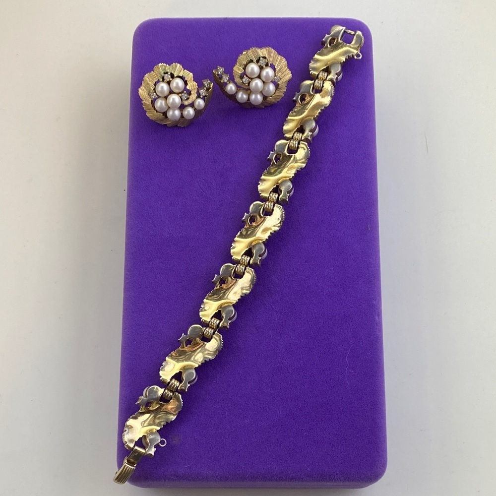 π Vintage Trifari Gold Plated Pearl Bracelet & Clip On Earring Set | Classic - Picture 5 of 8